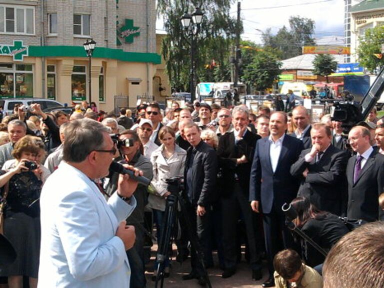 В Иваново открылся памятник исполнителю музыки в стиле шансон Аркадию Северному