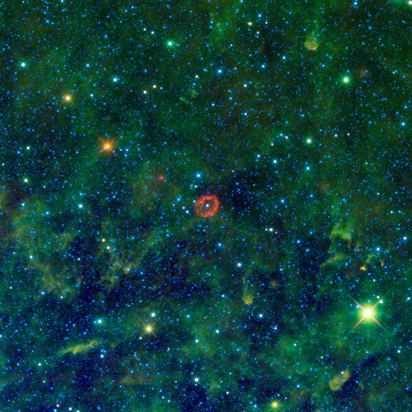 Белая точка в центре «поцелуя» - звезда V385 в созвездии Киля, масса которой в 35 раз больше массы Солнца 