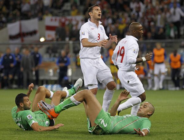 Игровой момент матча ЧМ-2010 по футболу между сборными Англии и Алжира