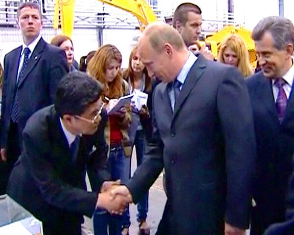 Путин по-японски поблагодарил менеджеров Комацу за экскаватор
