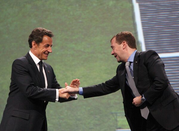 Дмитрий Медведев и Николя Саркози приняли участие в заседании ПМЭФ-2010 Мировая экономика. Переосмысление глобального развития