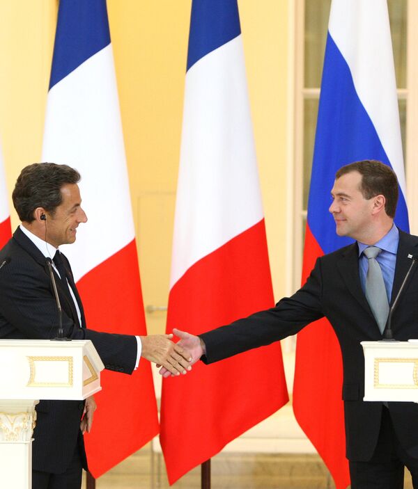 Президенты России и Франции Дмитрий Медведев и Николя Саркози. Архив