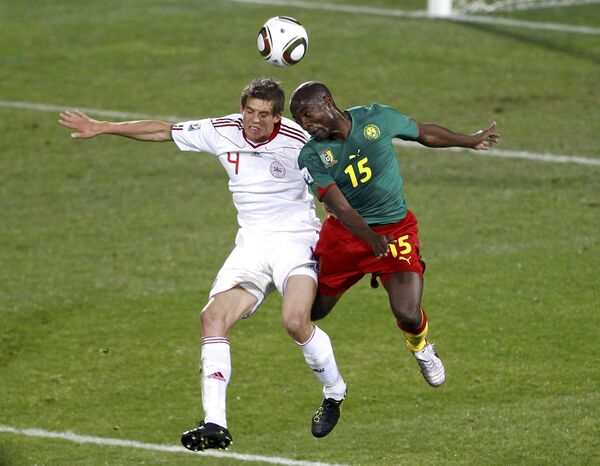 Игровой момент матча сборной Дании против Камеруна на ЧМ по футболу