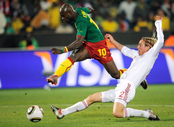 Игровой момент матча Камерун - Дания