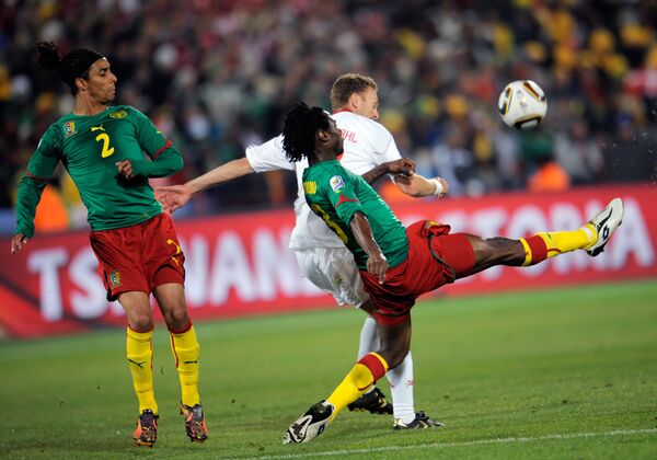 Игровой момент матча Камерун - Дания