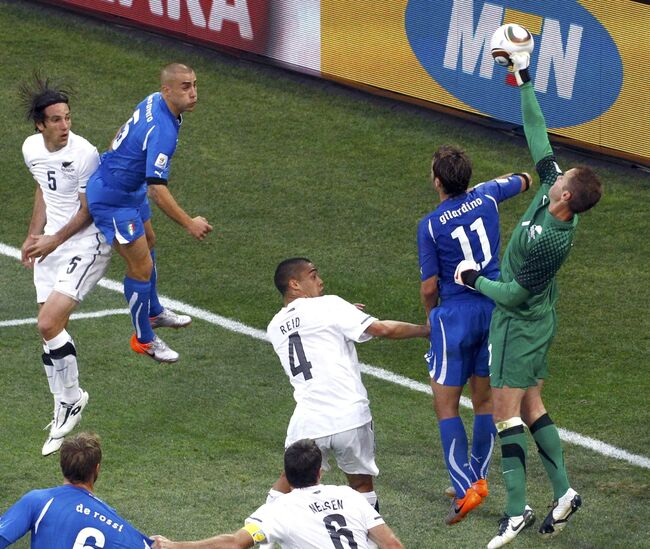 Игровой момент матча Италия - Новая Зеландия