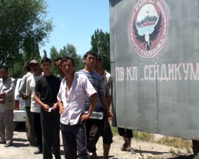 Врачи опасаются эпидемии среди беженцев, скопившихся на границе Киргизии