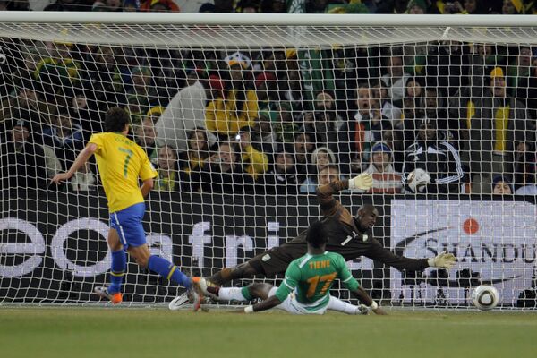 Игровой момент матча Бразилия - Кот-д’Ивуар
