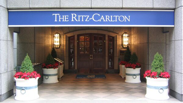 Вход отеля Ritz-Carlton
