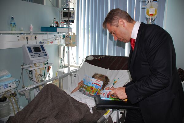 Павел Астахов навестил в больнице девочку, на которую напал леопард