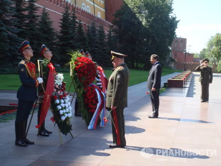 Возложили венка к Вечному огню у могилы Неизвестного солдата. На фото - замминистра обороны РФ Владимир Поповкин (слева) и маршал Советского Союза Дмитрий Язов (2010 год) Возложили венка к Вечному огню у могилы Неизвестного солдата. На фото - замминистра обороны РФ Владимир Поповкин (слева) и маршал Советского Союза Дмитрий Язов (2010 год)