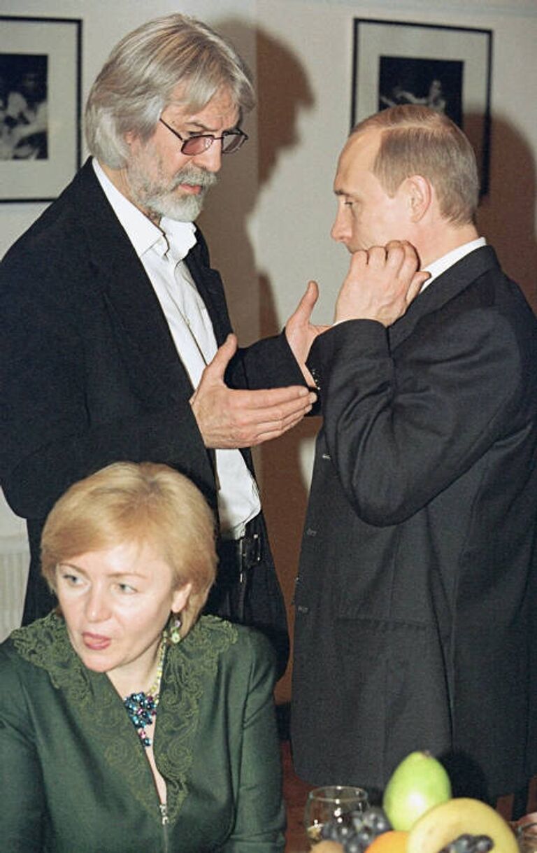 В.Путин, Л.Путина и Б.Хмельницкий в Театре на Таганке