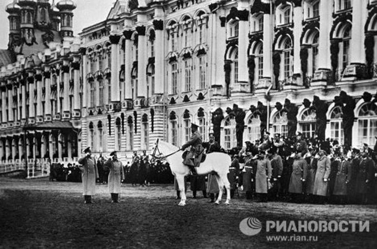 Император Николай II, верхом на лошади, принимает парад в Царском Селе