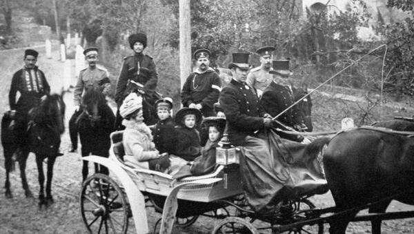 Царевич Алексей с сёстрами сидит в коляске