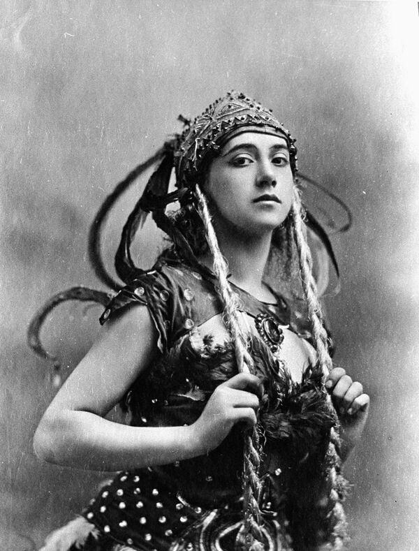 Танцовщица Тамара Карсавина в костюме Жар-птицы