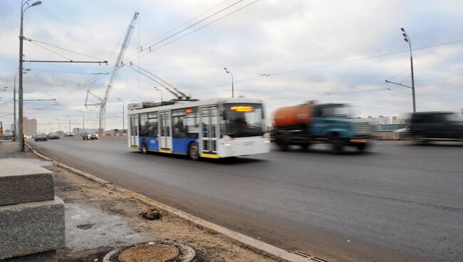 Движение по Крестовскому путепроводу в Москве