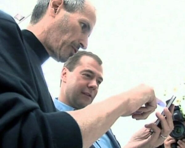Джобс подарил Медведеву новый iPhone за сутки до старта продаж