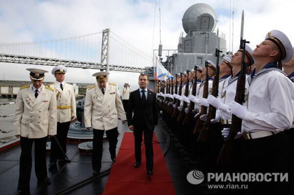 Дмитрий Медведев посетил ракетный крейсер Варяг, который находится в Сан-Франциско с неофициальным дружеским визитом