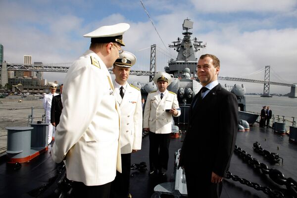 Дмитрий Медведев посетил ракетный крейсер Варяг, который находится в Сан-Франциско с неофициальным дружеским визитом