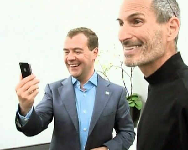 Медведев написал в Twitter и позвонил Дворковичу с нового iPhone 4