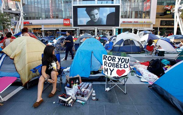 Поклонники фильма Сумерки в ожидании премьеры третьей части фильма разбили палаточный лагерь перед кинотеатром Nokia в Лос-Анджелесе