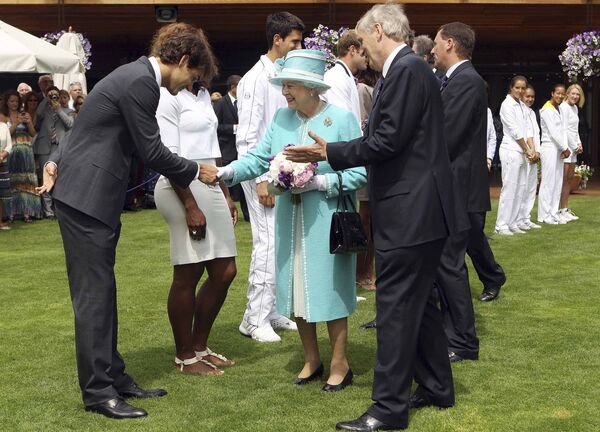 Королева Великобритании Елизавета II и теннисист Роджер Федерер
