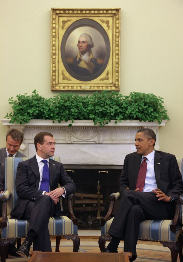 24 июня 2010 года. Президент РФ Дмитрий Медведев во время встречи в Овальном кабинете Белого дома с президентом США Бараком Обамой