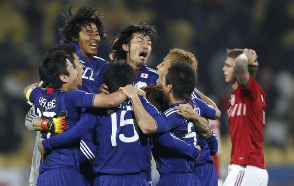 Японские футболисты радуются победе над датчанами и выходу в плей-офф ЧМ-2010
