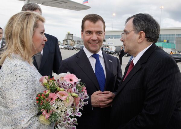 Дмитрий Медведев и Светлана Медведева во время встречи в аэропорту города Торонто