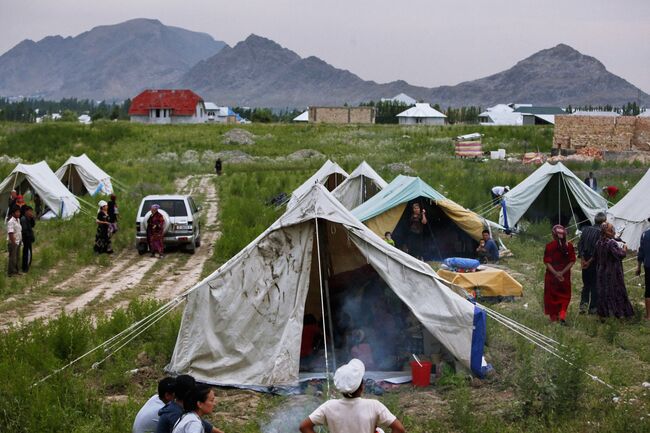 Лагерь киргизских беженцев в городе Ош. Архив