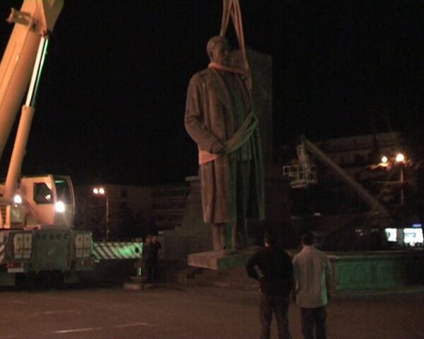 Демонтаж памятника Сталину в грузинском Гори