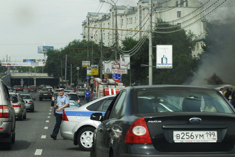 Пожар в здании автосервиса на Гончарной набережной в Москве