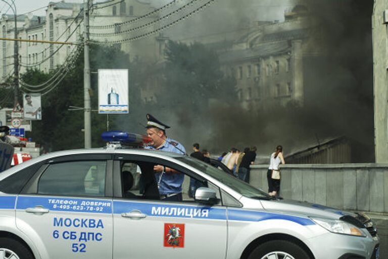 Пожар в здании автосервиса на Гончарной набережной в Москве