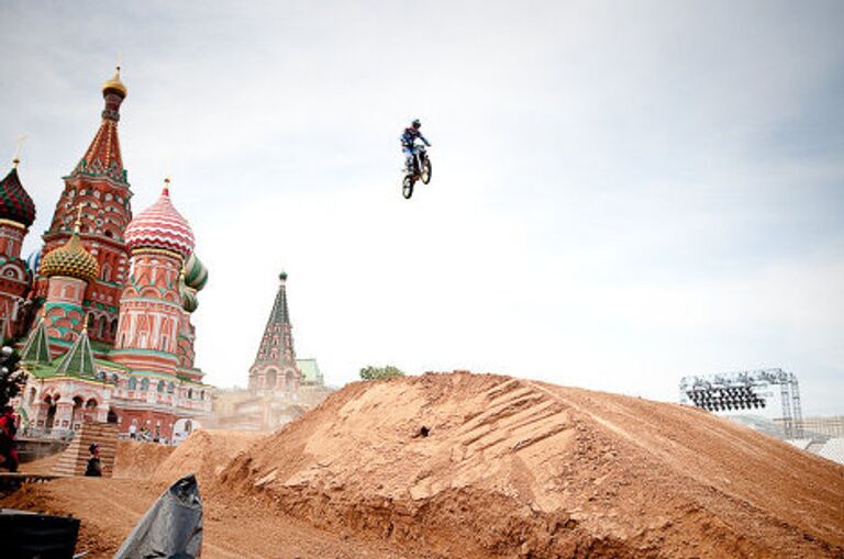 Соревнования по мотофристайлу Red Bull X-Fighters на Васильевском спуске