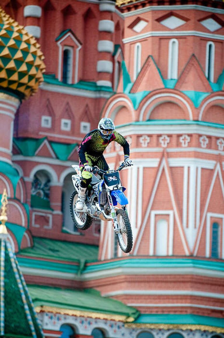 Соревнования по мотофристайлу Red Bull X-Fighters на Васильевском спуске