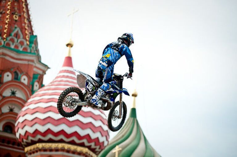 Соревнования по мотофристайлу Red Bull X-Fighters на Васильевском спуске