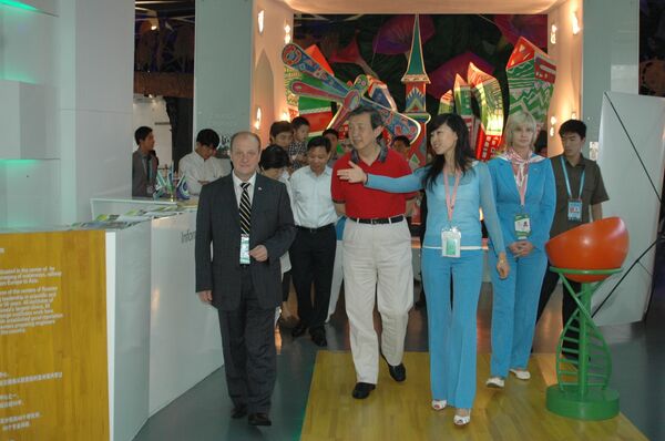 Генеральный секретарь Госсовета КНР (руководитель аппарата правительства) Ма Кай посетил Российский павильон на ЭКСПО-2010 в Шанхае