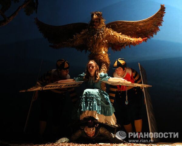 Сцена из спектакля Алиса в Зазеркалье в постановке Ивана Поповски в театре Мастерская Петра Фоменко. 