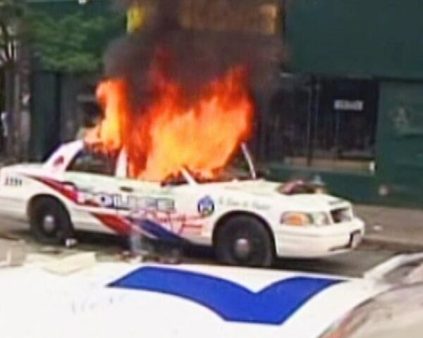 Антиглобалисты крушат витрины и жгут машины в Торонто