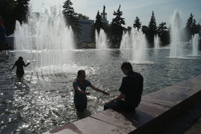  Утомленные солнцем, люди спешат к воде. 