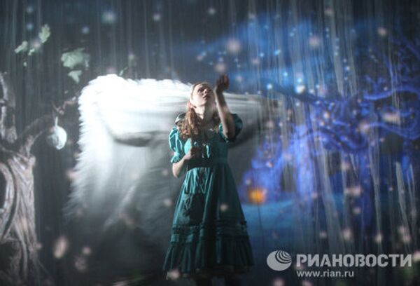 Сцена из спектакля Алиса в Зазеркалье в постановке Ивана Поповски в театре Мастерская Петра Фоменко.