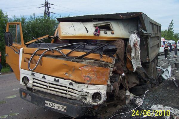 Столкновение детского автобуса и грузовика КАМАЗ в Омске