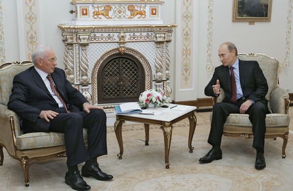 Председатель правительства РФ Владимир Путин, премьер-министр Украины Николай Азаров (справа налево)