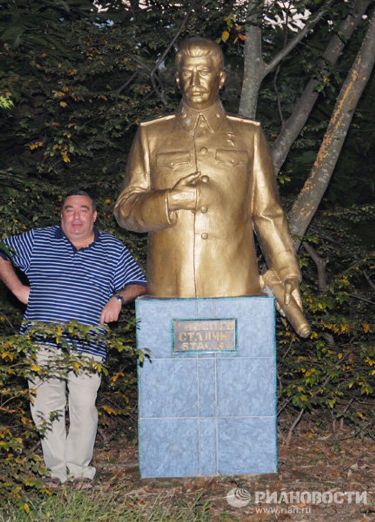 Снос памятника Иосифу Сталину в городе Гори