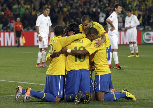 Футболисты сборной Бразилии в матче против Чили в ЧМ