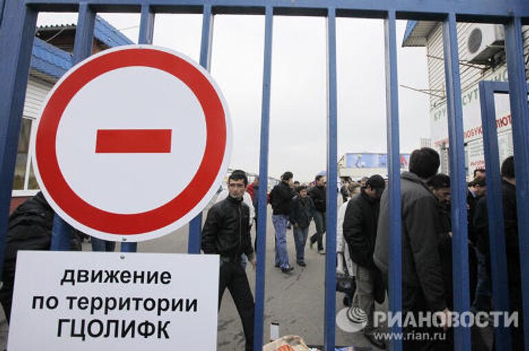 Торговцы у Черкизовского рынка в Москве