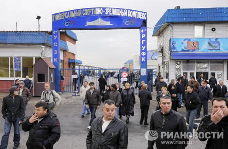 Торговцы у Черкизовского рынка в Москве