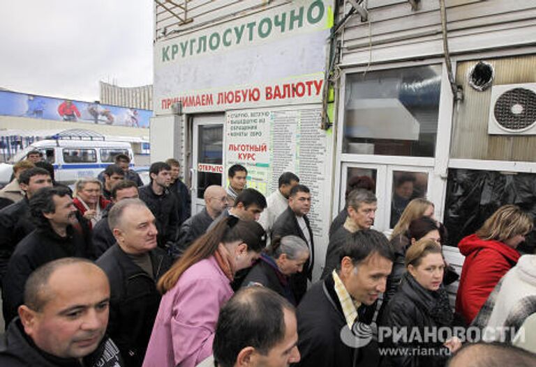 Торговцы у Черкизовского рынка в Москве