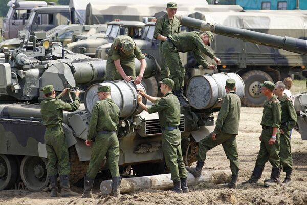 Военнослужащим Минобороны в жару дают больше воды и меньше горячей еды, заявил замминистра обороны Дмитрий Булгаков