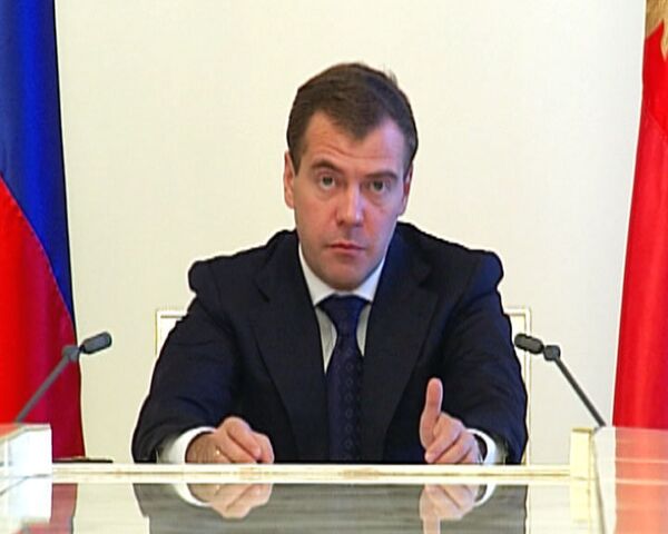 Медведев поручил сократить количество чиновников на 20%
